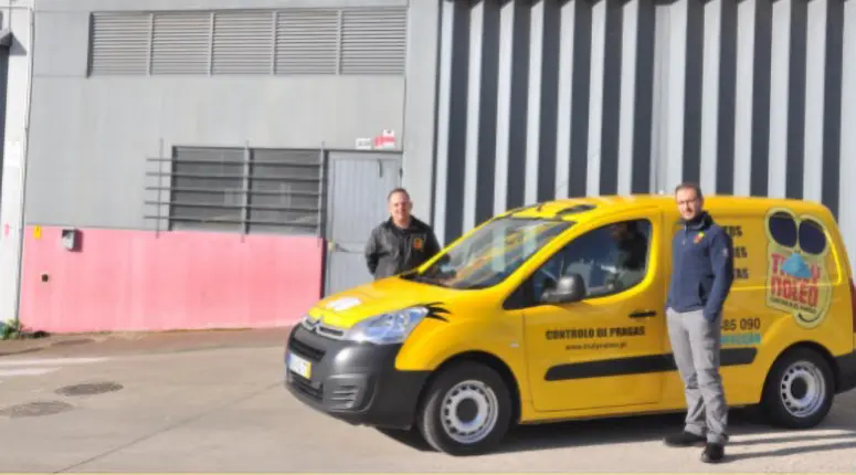 Disinfestation technicians next to a Truly Nolen car