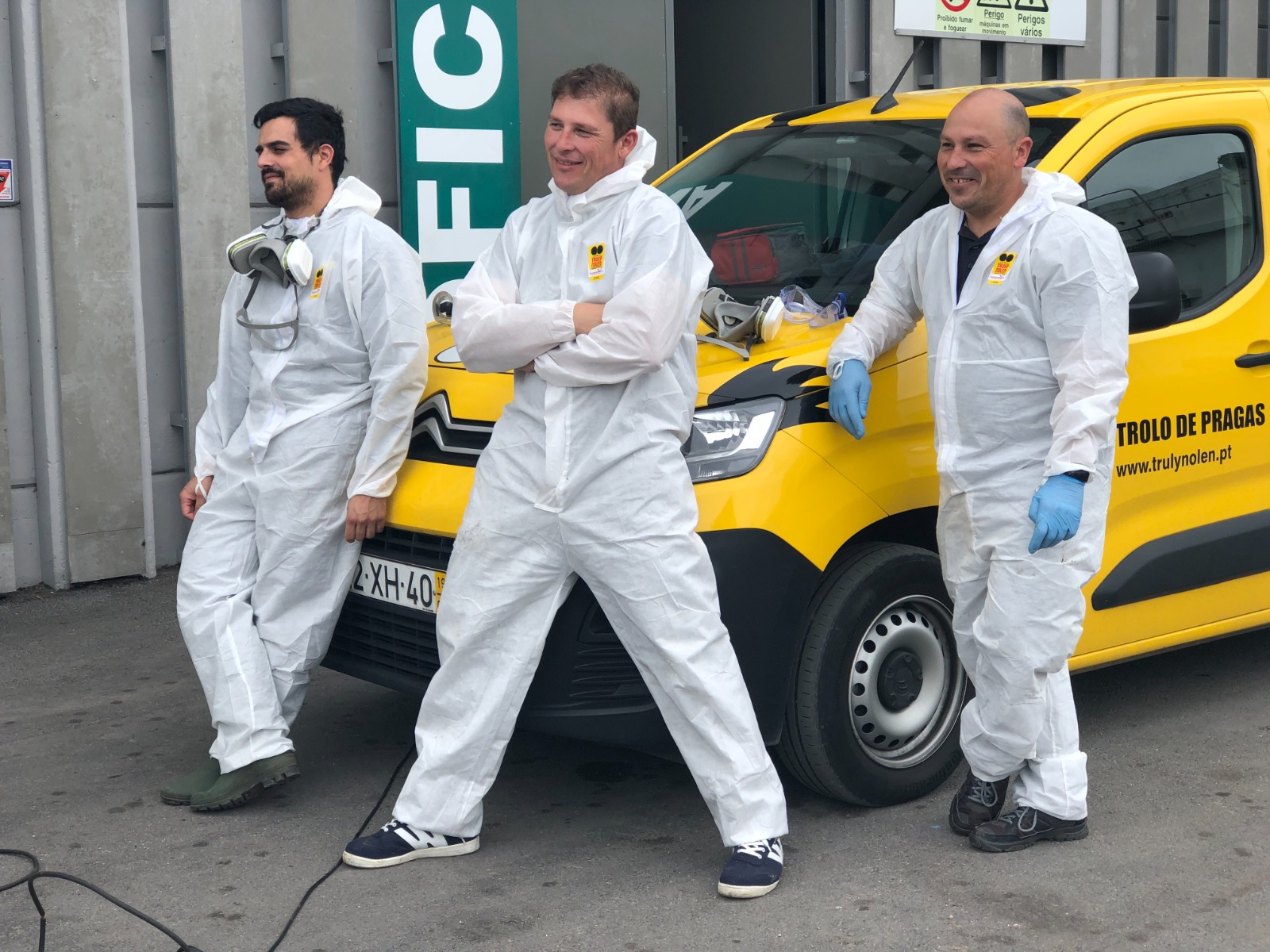 Técnicos desinfestação junto a carro da Truly Nolen